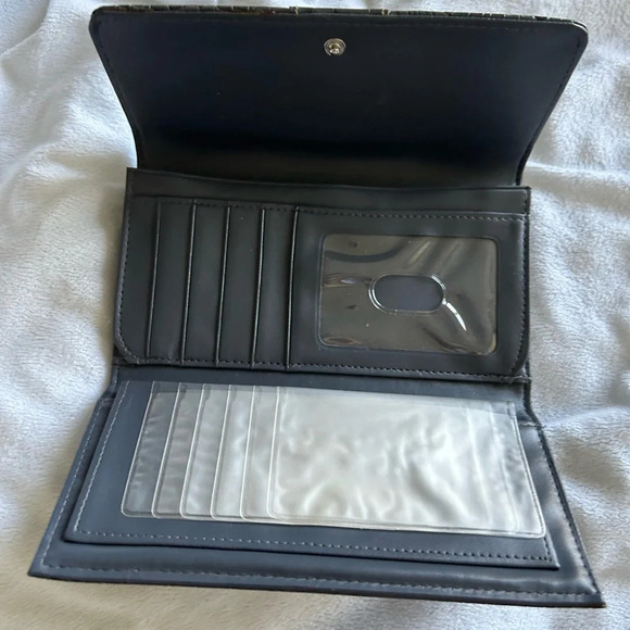 Textured‎ Wallet - Picture 2 of 3